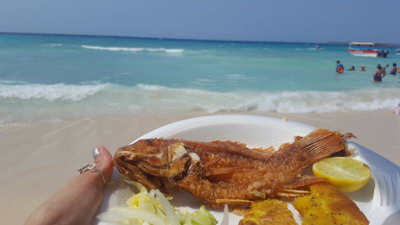 Typical lunch in Isla Baru - fried fish and tosotones